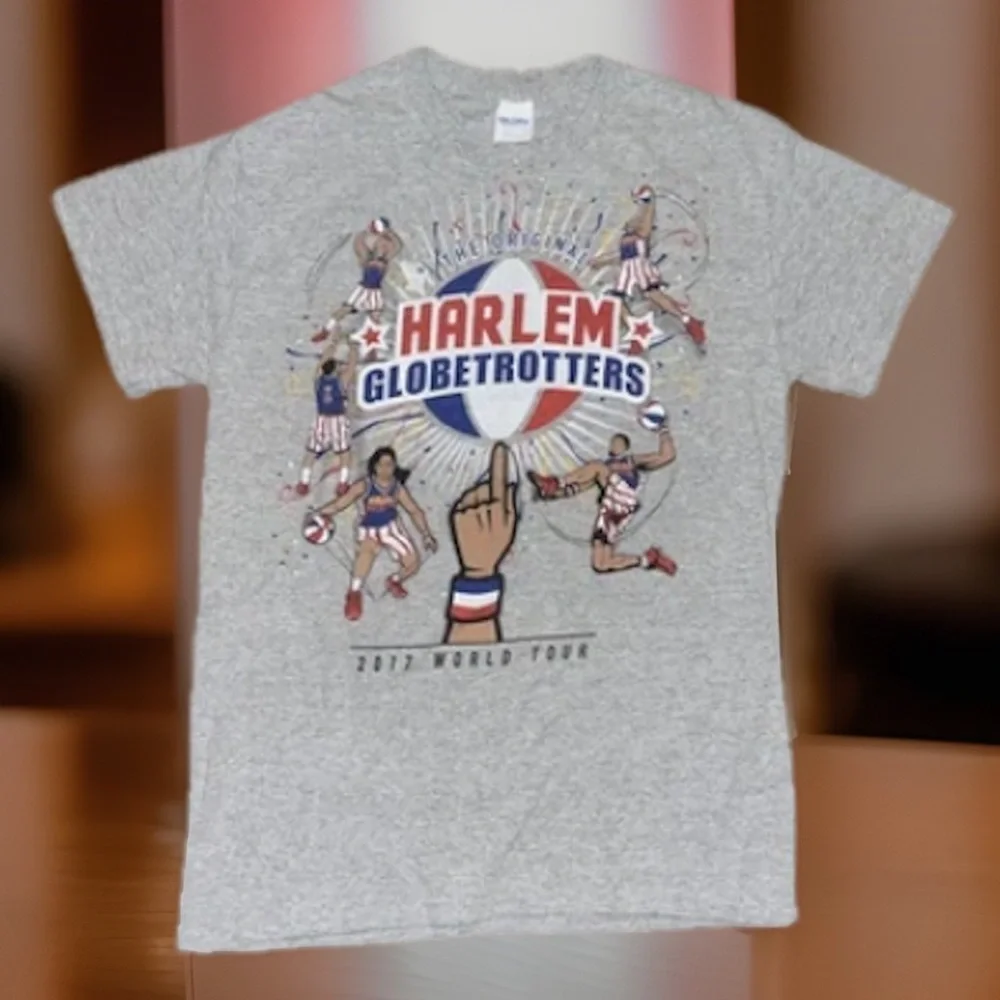 2017 Harlem Globetrotters Authentic T-shirt From  The World Tour With signatures